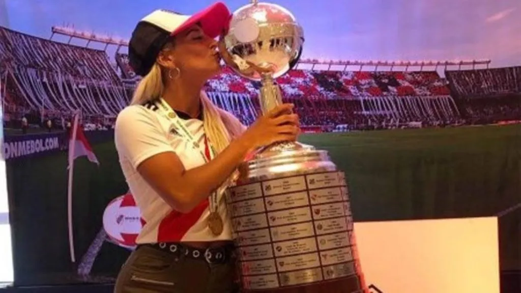 Sol besando una replica de la Copa Libertadores (Instagram)