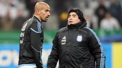 Juan Sebastián Verón junto a Diego Armando Maradona.