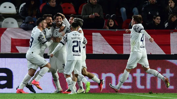 Los jugadores de Independiente celebran el gol de Lomónaco.