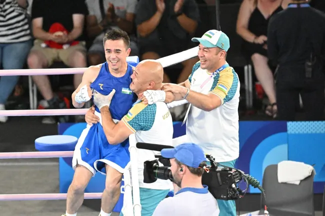 Tulkin Kilichev (der) celebrando el oro olímpico de Dusmatov, minutos antes de sufrir problemas de salud. IMAGO