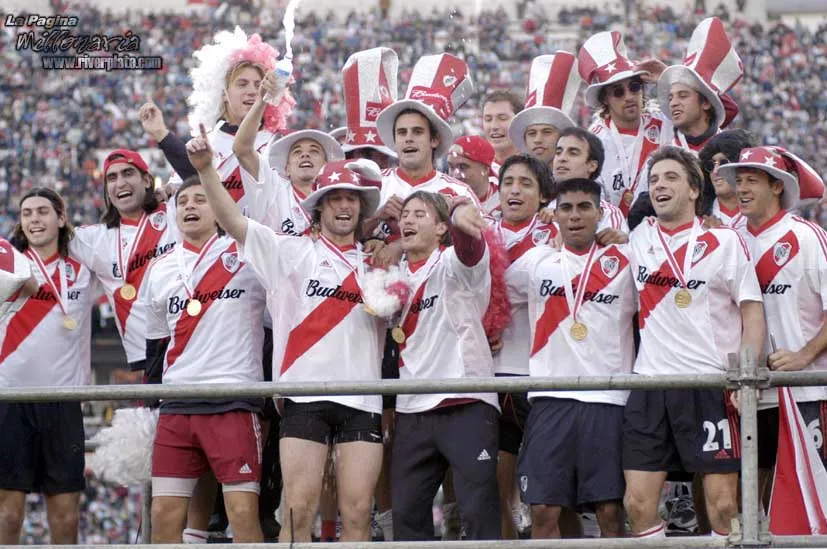Ameli, con el 21 en el short, celebra el Clausura 2003. (Foto: Archivo La Página Millonaria).