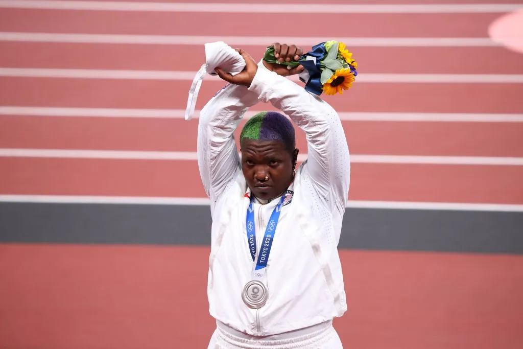Raven Saunders hizo un gesto para la comunidad LGBTQ al ganar la plata en Tokio. IMAGO