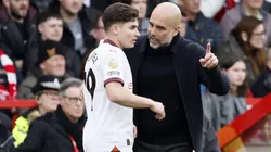 El DT español y sus indicaciones al argentino en un encuentro de Premier League.