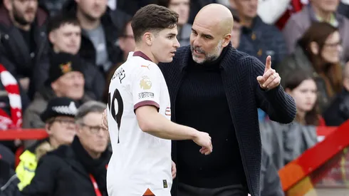 El DT español y sus indicaciones al argentino en un encuentro de Premier League.