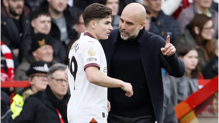 El DT español y sus indicaciones al argentino en un encuentro de Premier League.