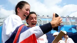 Atletas británicas con el teléfono celular que entrega París 2024.