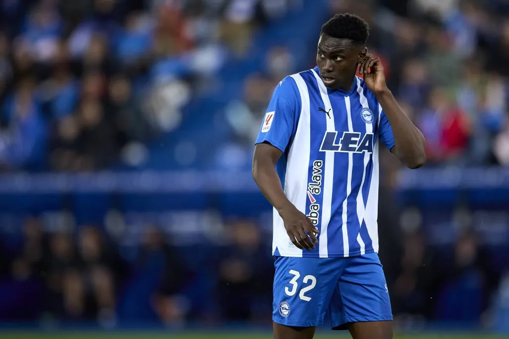 Samu con la camiseta de Alavés.