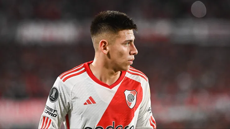 Claudio Echeverri con la camiseta de River.