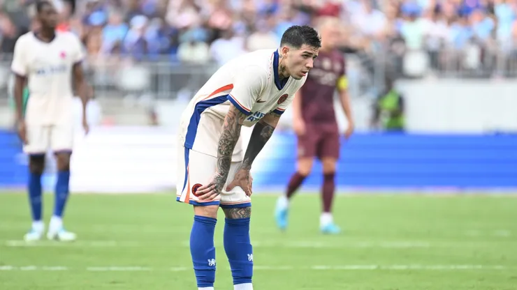 Enzo Fernández, resignado en el amistoso entre Chelsea y Manchester City.
