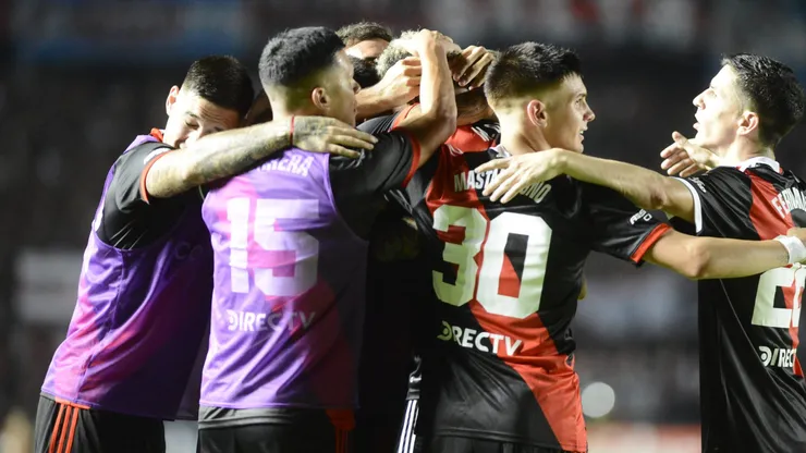 Franco Mastantuono con sus compañeros en River.