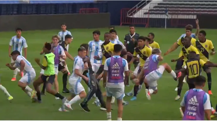 Los jugadores argentinos a las piñas con los ecuatorianos.
