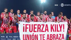 Los jugadores de Unión posando con la bandera.