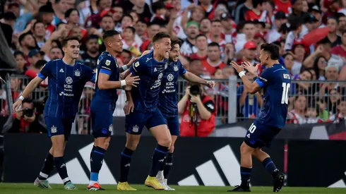 Federico Girotti celebra su gol ante River.