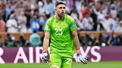 Medio de comunicación de Francia como L'Equipe y RMC Sport aprovecharon la sanción para pegarle al Dibu Martínez.