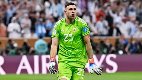 Medio de comunicación de Francia como L'Equipe y RMC Sport aprovecharon la sanción para pegarle al Dibu Martínez.