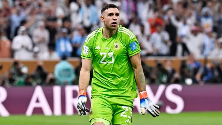 Medio de comunicación de Francia como L'Equipe y RMC Sport aprovecharon la sanción para pegarle al Dibu Martínez.