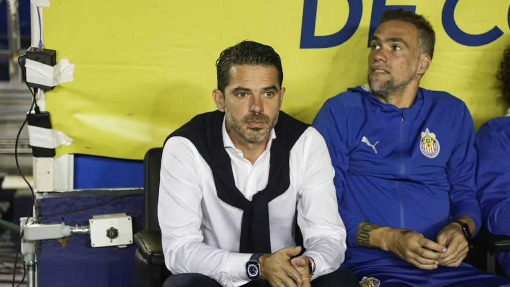 Gago, junto a su ayudante Federico Insúa, en el último clásico de Chivas ante América que terminó 0-1 (IMAGO / aal.photo).