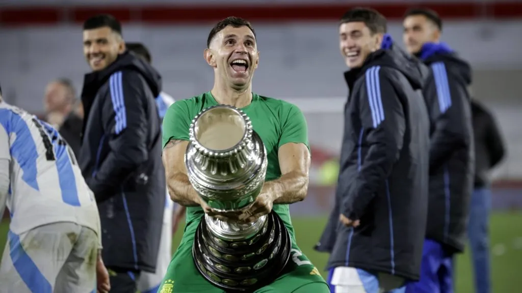 Dibu Martínez y uno de los polémicos gestos que le valió una sanción (IMAGO / Photosport).