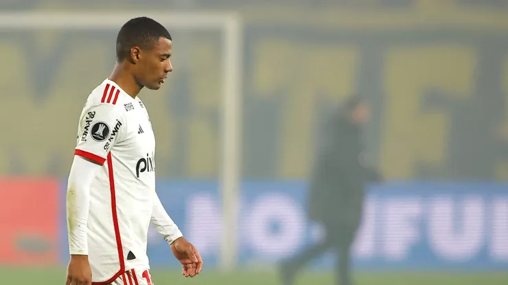 Los hinchas de Flamengo acusan a De la Cruz de ir a menos ante Peñarol