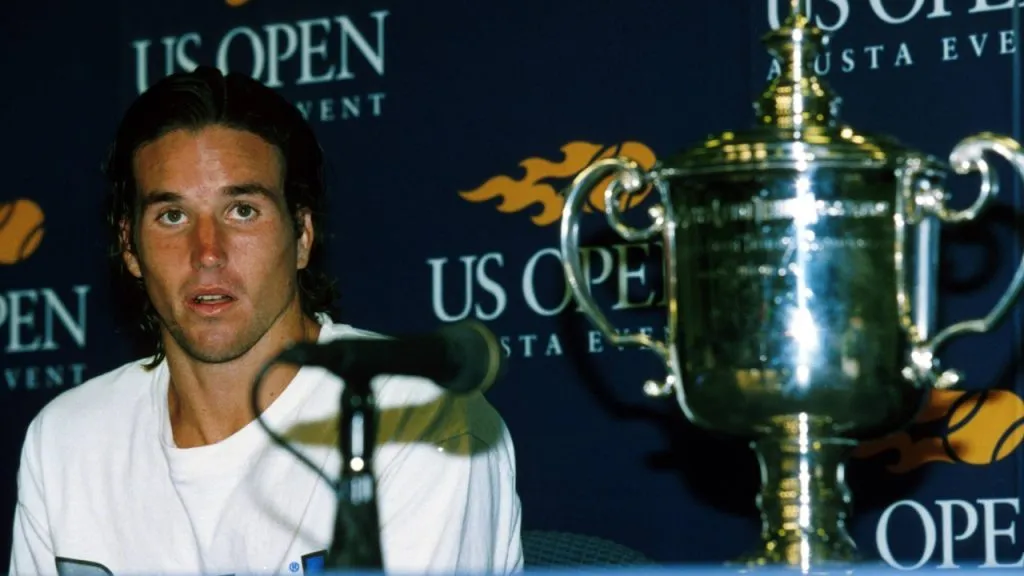 Patrick Rafter, junto al trofeo del US Open 1997 (IMAGO / Hasenkopf).