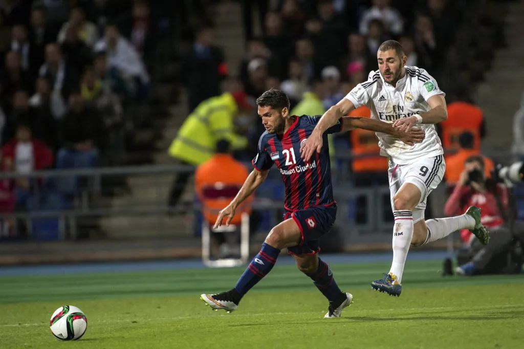 Mas ante Benzemá en el Mundial de Clubes 2014. (Foto: IMAGO).