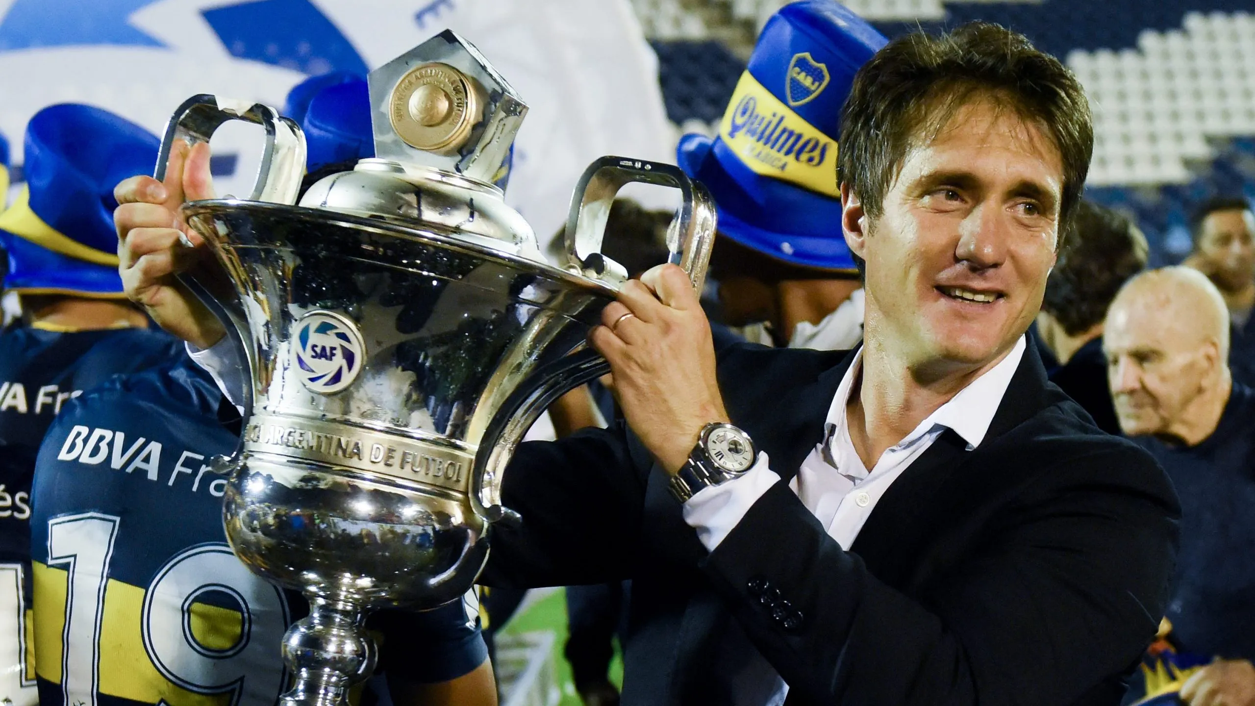Guillermo Barros Schelotto alzando el trofeo de la Superliga 2017-18 que ganó como entrenador de Boca. (Getty Images)