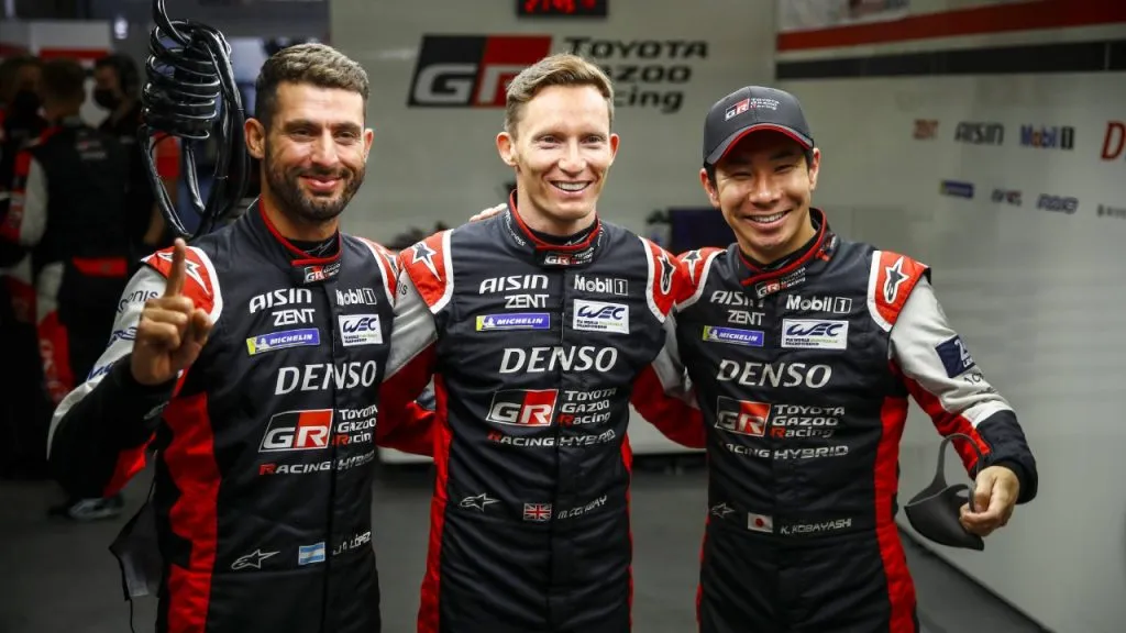 ‘Pechito’ López, junto a Mike Conway y Kamui Kobayashi (IMAGO / PanoramiC).