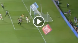 El insólito errado de Jonathan Calleri.