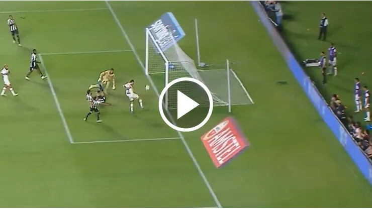 El insólito errado de Jonathan Calleri.