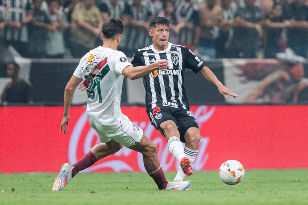 Alan Franco y Facundo Bernal disputan el balón en la Copa Libertadores. (Foto: Prensa CONMEBOL)