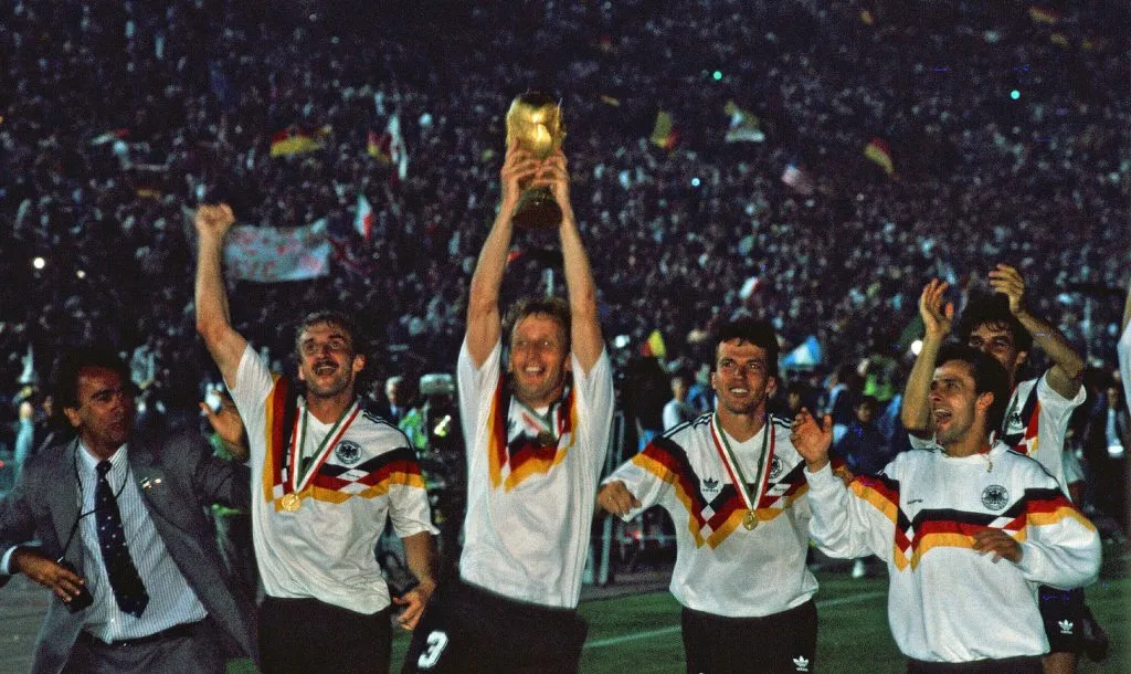 Brehme con la Copa del Mundo en 1990. (Foto: IMAGO).