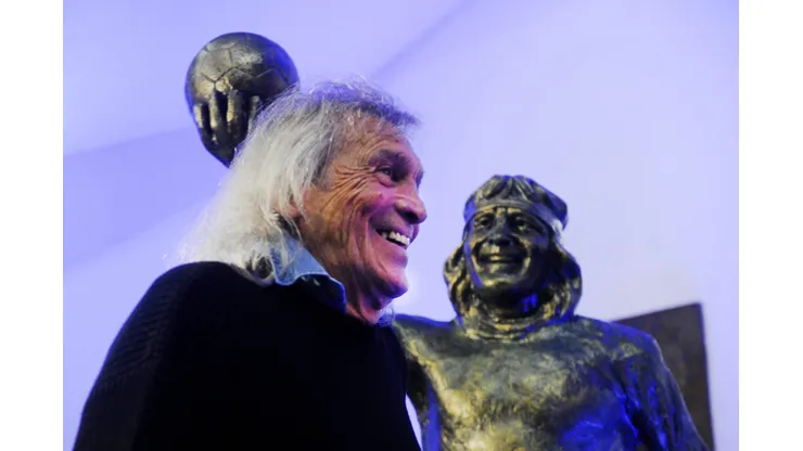 RECORD DATE NOT STATED Gatti now has his own statue in Boca Buenos Aires, Argentina - In the photo taken on September 7, 2023, Boca fans and members can now enjoy the statue of Hugo Orlando Gatti at the Bombonera: the tribute to the goalkeeper who was decisive in the 1977 Copa Libertadores title with the penalty saved against Cruzeiro s Vanderley at the Centenario stadium was inaugurated. Precisely, this September 7 was an anniversary. Buenos Aires Argentina PUBLICATIONxNOTxINxARG Copyright: xLatinxAmericaxNewsxAgencyxx 07-09-2023_buenos_aires_argentina-_en_la-2 EDITORIAL USE ONLY