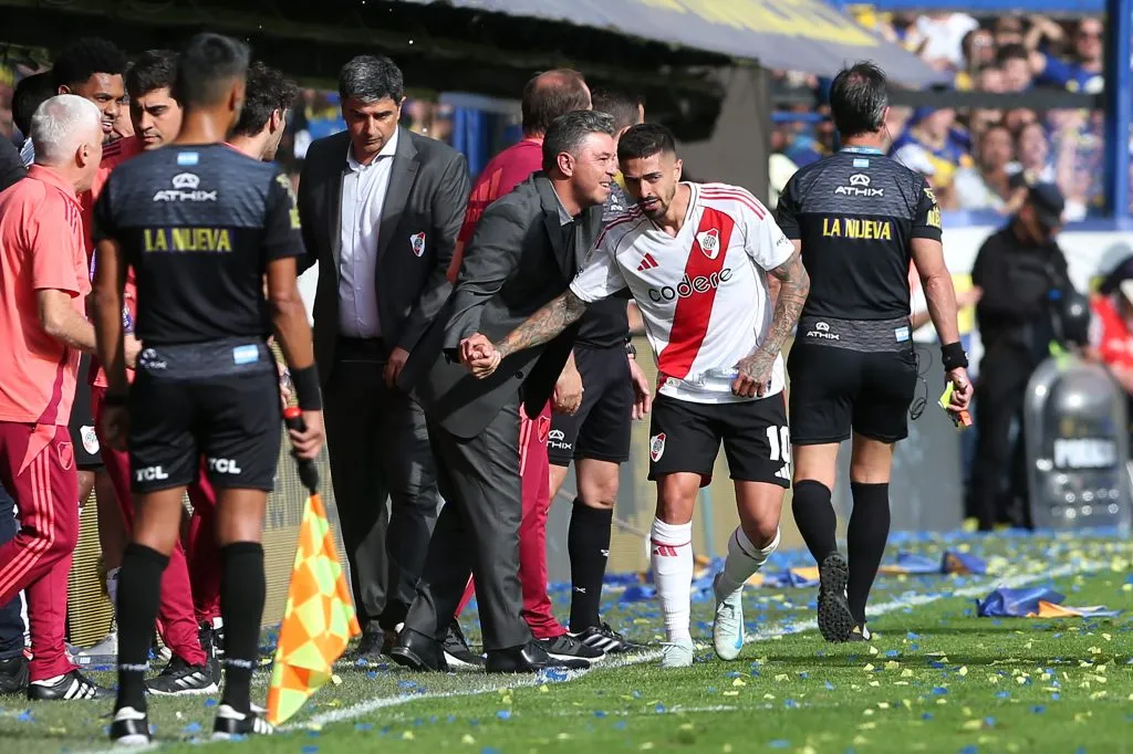 Gallardo saluda a Manu Lanzini tras su gol. (Foto: Getty).
