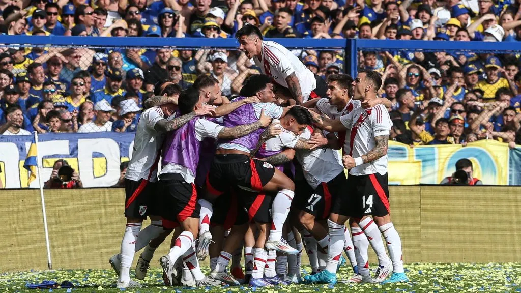 Los jugadores de River celebran el gol de Lanzini en La Boca (IMAGO)