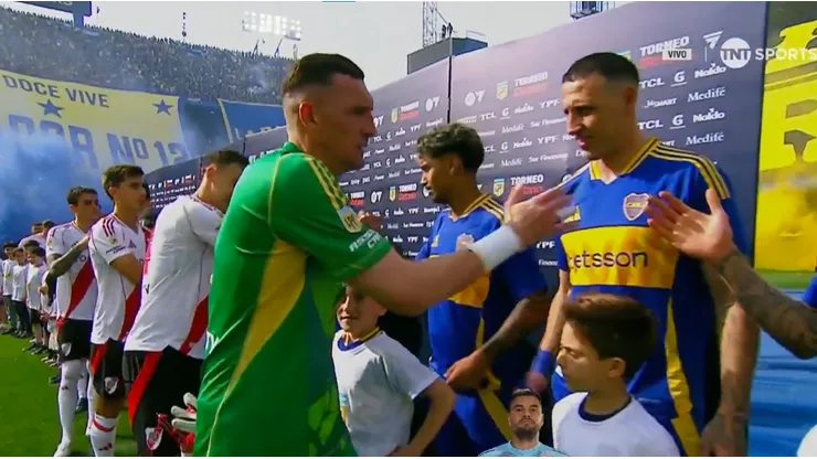 Franco Armani y Cristian Lema en el saludo protocolar.