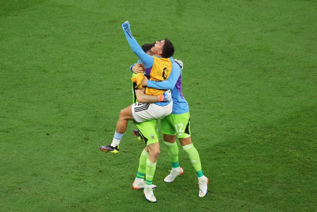 Rulli, Dibu y Dybala se abrazan tras conquistar el Mundial en Qatar, ante Francia.