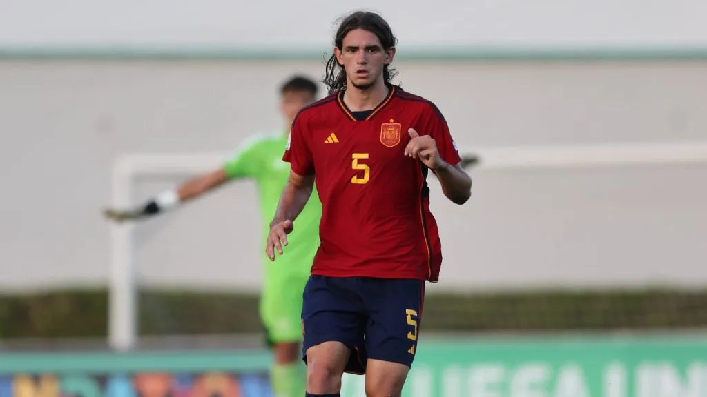 Gasiorowski, jugando para la Sub 19 de España (IMAGO / Domenic Aquilina).