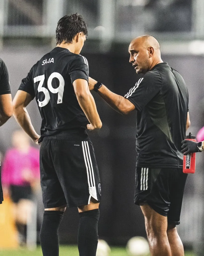 Mateo Saja junto a Cristian Ledesma, el asistente técnico de Inter Miami II. (Foto: Press Inter Miami CF Academy)