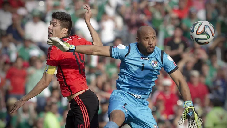 óscar McFarlane atajando para la Selección de Panamá.