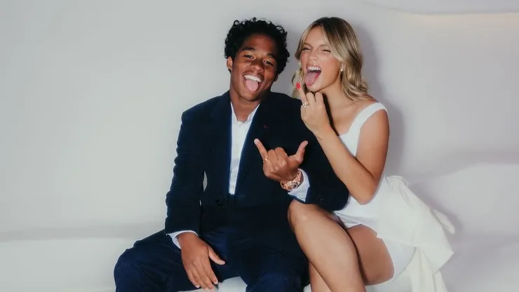 Endrick junto a su pareja Gabriely Miranda.