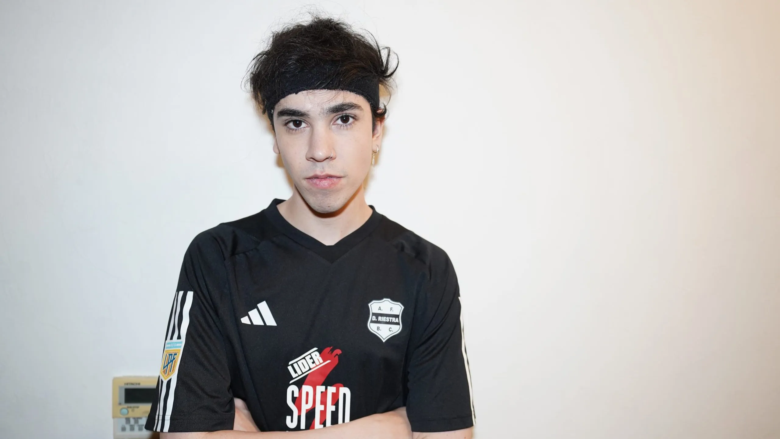 “Spreen” con la camiseta de Deportivo Riestra.