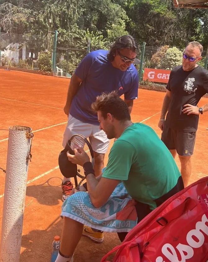 El Negro Gómez con Juan Martín. (Foto: @negrogomeztennis).