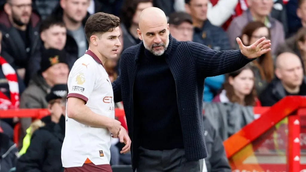 Julián Álvarez, recibiendo indicaciones de Guardiola en su etapa en Manchester City (IMAGO / Sportsphoto).