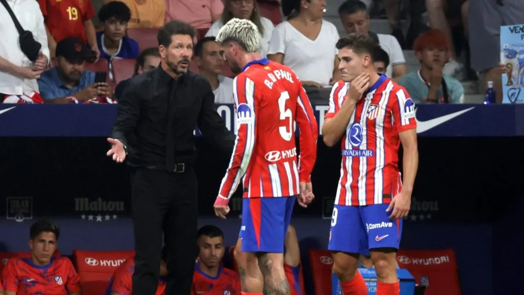 De Paul y Álvarez, hablando con Simeone (IMAGO / AOP.Press).