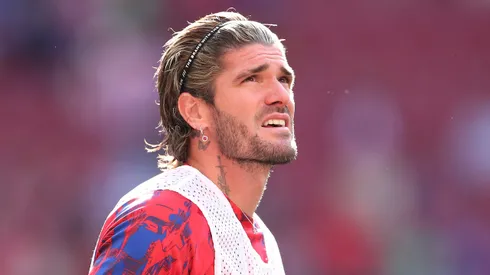 MADRID, SPAIN - MAY 19: Rodrigo De Paul of Atletico Madrid looks on during the warm up prior to the LaLiga EA Sports match between Atletico Madrid and CA Osasuna at Civitas Metropolitano Stadium on May 19, 2024 in Madrid, Spain. (Photo by Florencia Tan Jun/Getty Images)