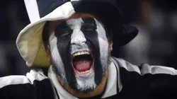 Colo Colo calentó la previa ante River con una bandera.