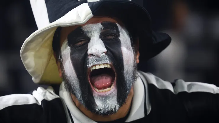 Colo Colo calentó la previa ante River con una bandera.