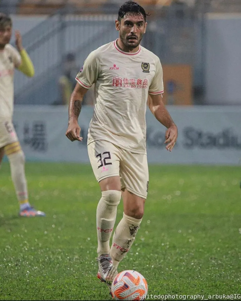 Ricardo Sendra jugando para el RCFC de Hong Kong.