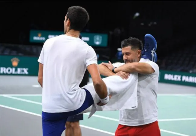 Badio trabajando con Djokovic.