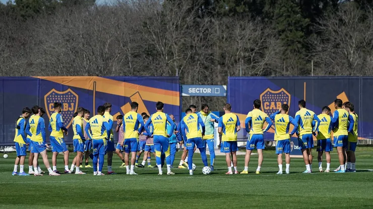 El plantel de Boca entrenando en el predio de Ezeiza.